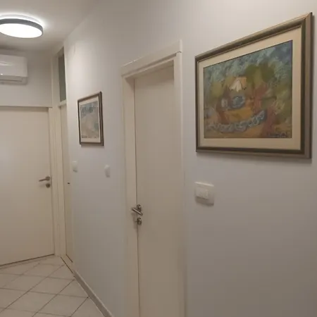 Leona Apartment-perfect For Four Apartman Split