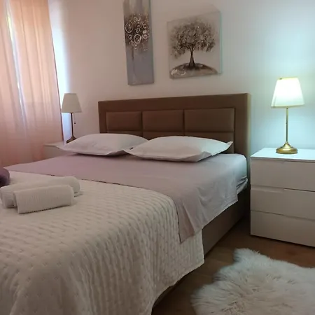 Leona Apartment-perfect For Four Apartman