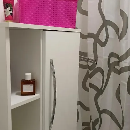 Leona Apartment-perfect For Four Apartment