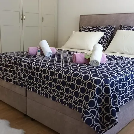 Leona Apartment-perfect For Four 아파트 *