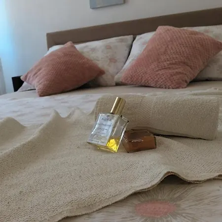 Leona Apartment-perfect For Four Apartment