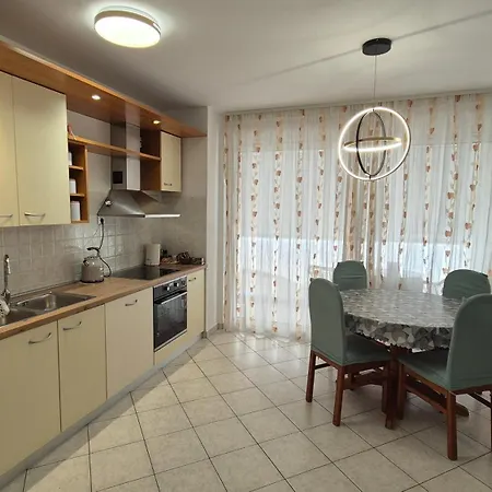 Leona Apartment-perfect For Four Split