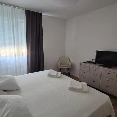 Leona Apartment-perfect For Four Appartamento